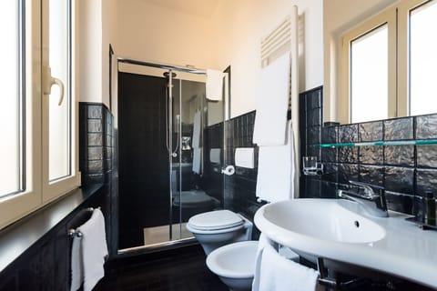 Superior Double Room, Terrace | Bathroom | Shower, free toiletries, hair dryer, bidet