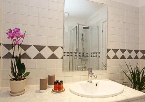 Deluxe Condo, 1 Bedroom, City View, Executive Level | Bathroom | Shower, free toiletries, hair dryer, bidet