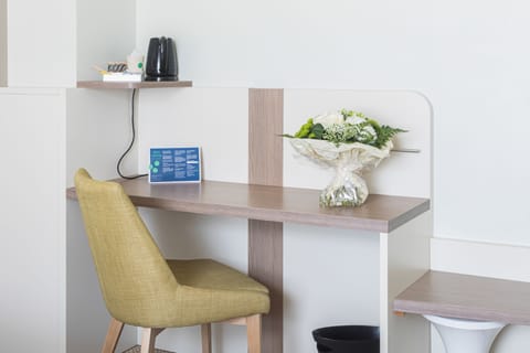 Standard Room, 1 Queen Bed (1 Double bed) | Blackout drapes, soundproofing, free cribs/infant beds