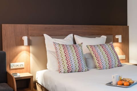 Blackout drapes, soundproofing, free cribs/infant beds