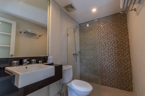 Superior Room, 1 Double Bed | Bathroom | Shower, free toiletries, slippers, towels