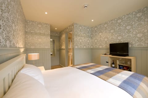 King Room | Hypo-allergenic bedding, desk, iron/ironing board, free WiFi