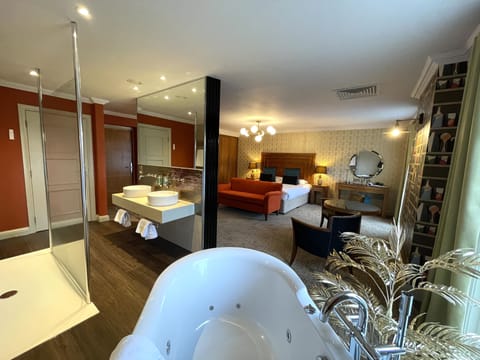 Boutique Suite | Bathroom | Combined shower/tub, hair dryer, towels