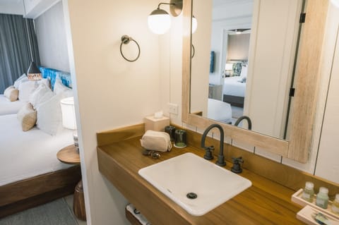 Suite, 3 Bedrooms | Bathroom | Shower, designer toiletries, hair dryer, towels