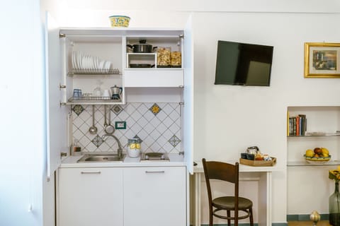 Amalfi | Private kitchen | Full-size fridge, stovetop, espresso maker, coffee/tea maker