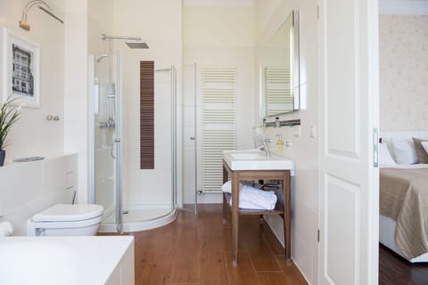 Suite | Bathroom | Shower, hair dryer, towels