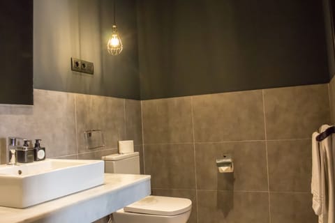 Comfort Studio, Balcony | Bathroom | Shower, free toiletries, hair dryer, towels