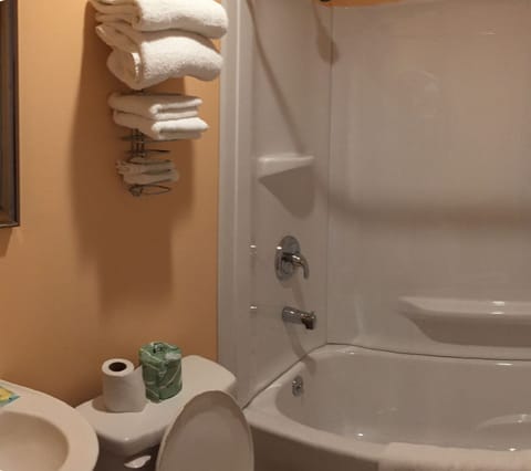Bathtub, free toiletries, towels