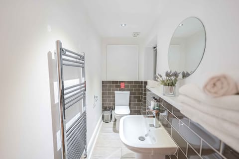 Deluxe Studio Suite (Garden) | Bathroom | Shower, free toiletries, hair dryer, towels