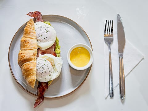 Daily cooked-to-order breakfast (GBP 15.50 per person)