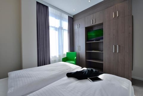 Executive Apartment, 1 Bedroom, Non Smoking | Premium bedding, in-room safe, desk, laptop workspace