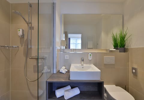 Premium Apartment, 1 Bedroom, Non Smoking | Bathroom | Shower, free toiletries, hair dryer, towels