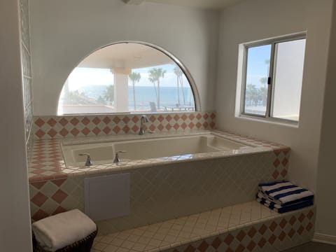 Casita del Rey | Bathroom | Free toiletries, bathrobes, towels