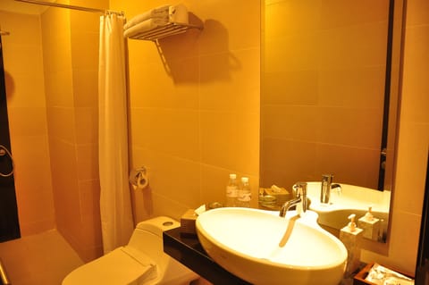 Superior Room, 1 Bedroom | Bathroom | Shower, hydromassage showerhead, free toiletries, slippers