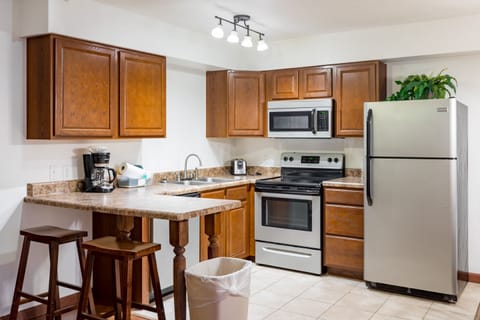 Full-size fridge, microwave, oven, stovetop