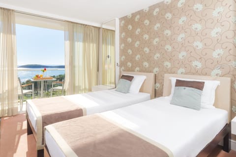 Superior Double Room, Balcony, Sea View | 1 bedroom, minibar, in-room safe, desk