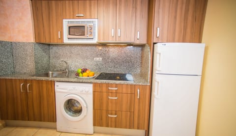 Apartment, 1 Bedroom | Private kitchen | Fridge, microwave, stovetop, cookware/dishes/utensils