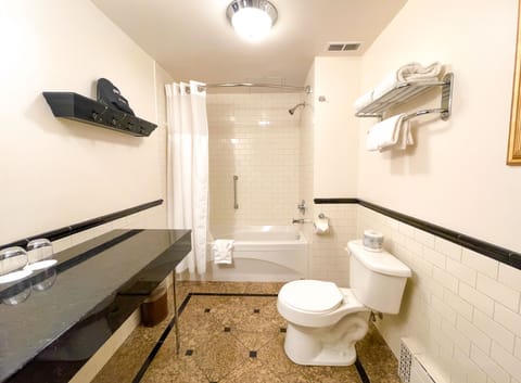 Executive Junior Suite (Omer Marchand) | Bathroom | Free toiletries, hair dryer, towels, soap