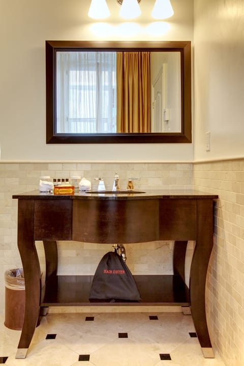 Deluxe Room  | Bathroom sink