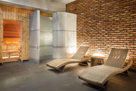 Sauna, spa tub, steam room, body treatments, aromatherapy, body wraps