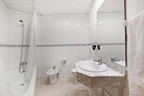 Combined shower/tub, deep soaking tub, free toiletries, hair dryer