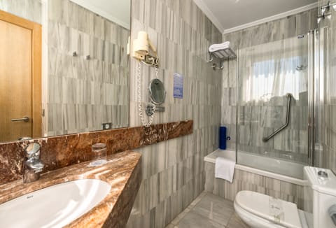 Standard Double Room | Bathroom | Hair dryer, towels, soap, shampoo