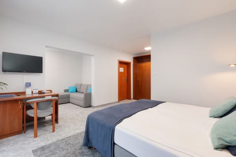 Deluxe Double Room | In-room safe, desk, iron/ironing board, free cribs/infant beds