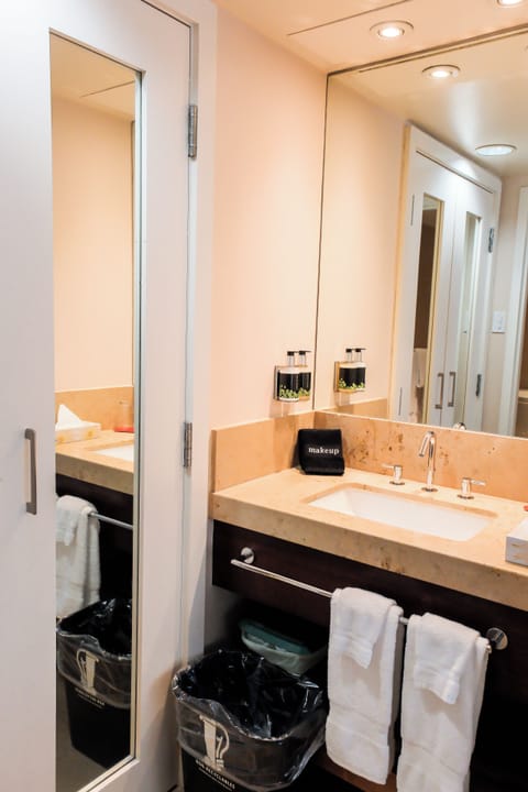 Studio Suite, 1 Bedroom | Bathroom | Designer toiletries, hair dryer, bathrobes, towels