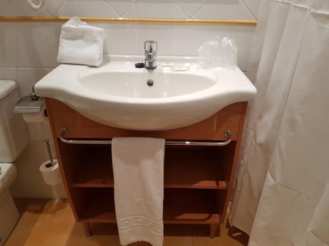 Combined shower/tub, free toiletries, hair dryer, towels