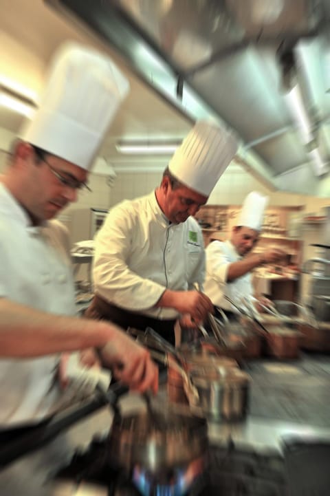 2 restaurants, lunch, dinner served; French cuisine