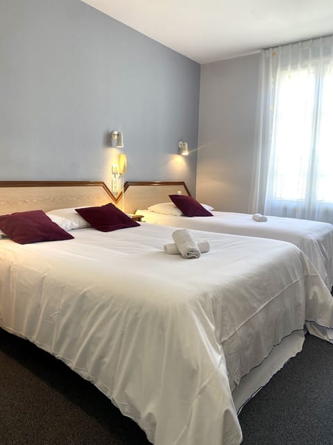 Triple Room | Desk, soundproofing, iron/ironing board, free cribs/infant beds