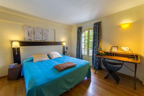 Superior Room (Superior Bath) | Premium bedding, in-room safe, desk, free cribs/infant beds