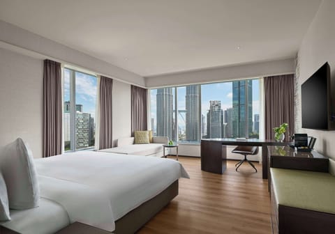 Executive Room, 1 King Bed (Twin Towers View) | Hypo-allergenic bedding, down comforters, minibar, in-room safe