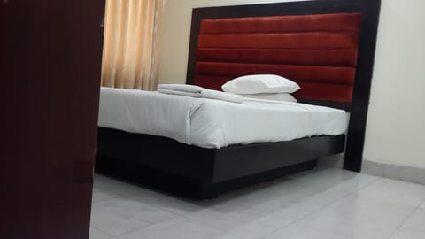 Deluxe Double Room, 1 Queen Bed, City View | In-room dining