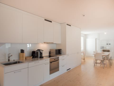 City Apartment, 1 Bedroom | Private kitchen | Full-size fridge, microwave, oven, stovetop