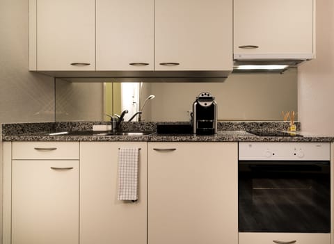 Studio, Kitchenette, City View | Private kitchen | Fridge, oven, stovetop, coffee/tea maker