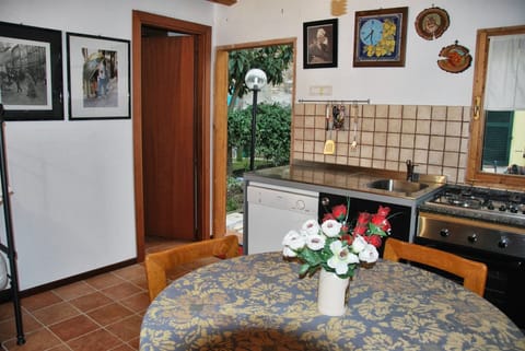 Cottage | In-room dining