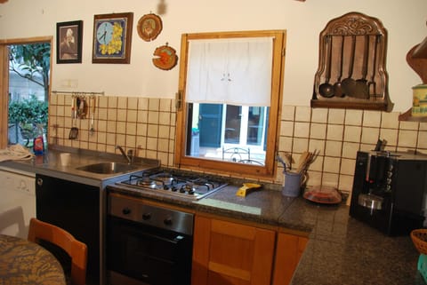 Cottage | Private kitchen | Electric kettle