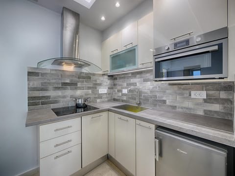 Fridge, stovetop, coffee/tea maker, electric kettle
