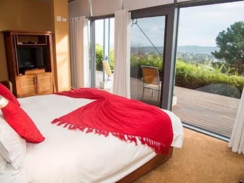 Honeymoon Suite | In-room safe, desk, iron/ironing board, bed sheets