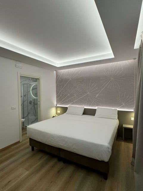 Deluxe Room, 1 King Bed, Non Smoking | Hypo-allergenic bedding, minibar, in-room safe, desk