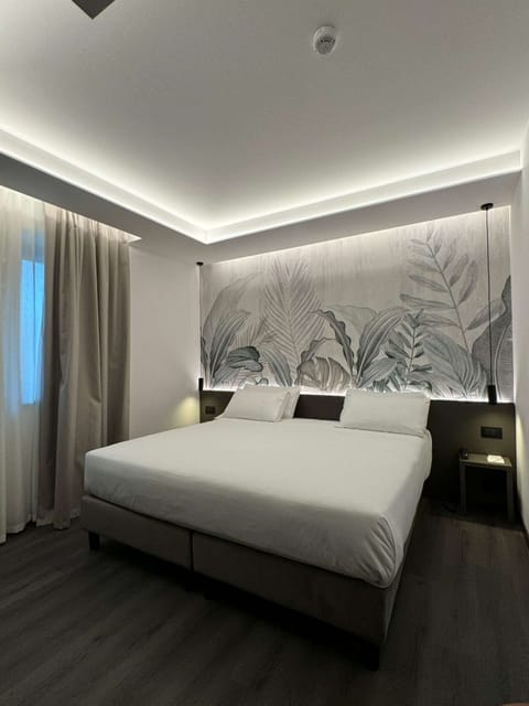 Deluxe Room, 1 King Bed, Non Smoking | Hypo-allergenic bedding, minibar, in-room safe, desk