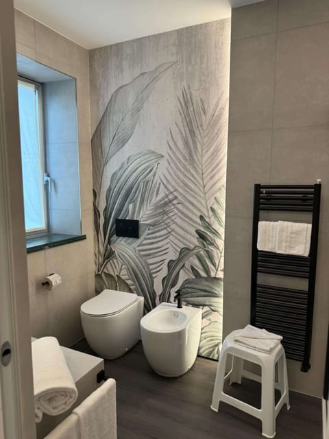 Deluxe Room, 1 King Bed, Non Smoking | Bathroom | Shower, hair dryer, bidet, towels