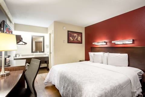 Standard Room, 1 King Bed (Smoke Free) | In-room safe, desk, blackout drapes, free WiFi