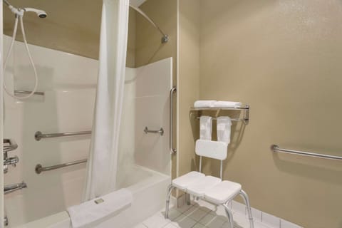 Combined shower/tub, free toiletries, hair dryer, towels