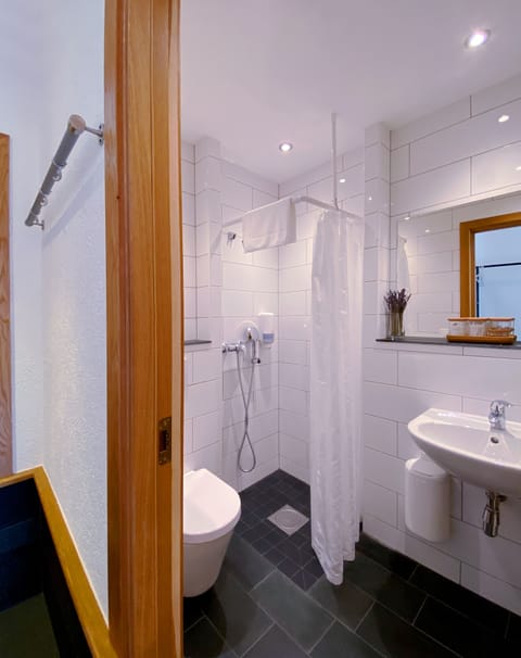 Double or Twin Room, Private Bathroom (Adventurer) | Bathroom | Shower, towels, soap, shampoo