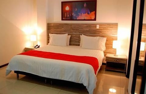 Standard Single Room, 1 Queen Bed, Accessible | Premium bedding, minibar, desk, soundproofing