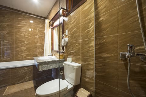 Family Villa | Bathroom | Combined shower/tub, free toiletries, slippers, towels