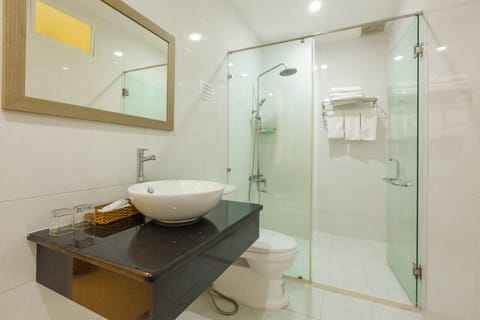 Deluxe Triple Room, Balcony | Bathroom | Shower, rainfall showerhead, free toiletries, hair dryer