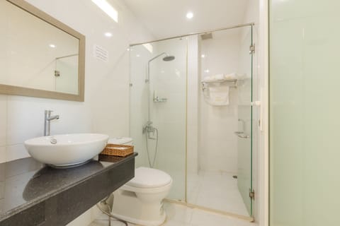 Superior Double Room | Bathroom | Shower, rainfall showerhead, free toiletries, hair dryer